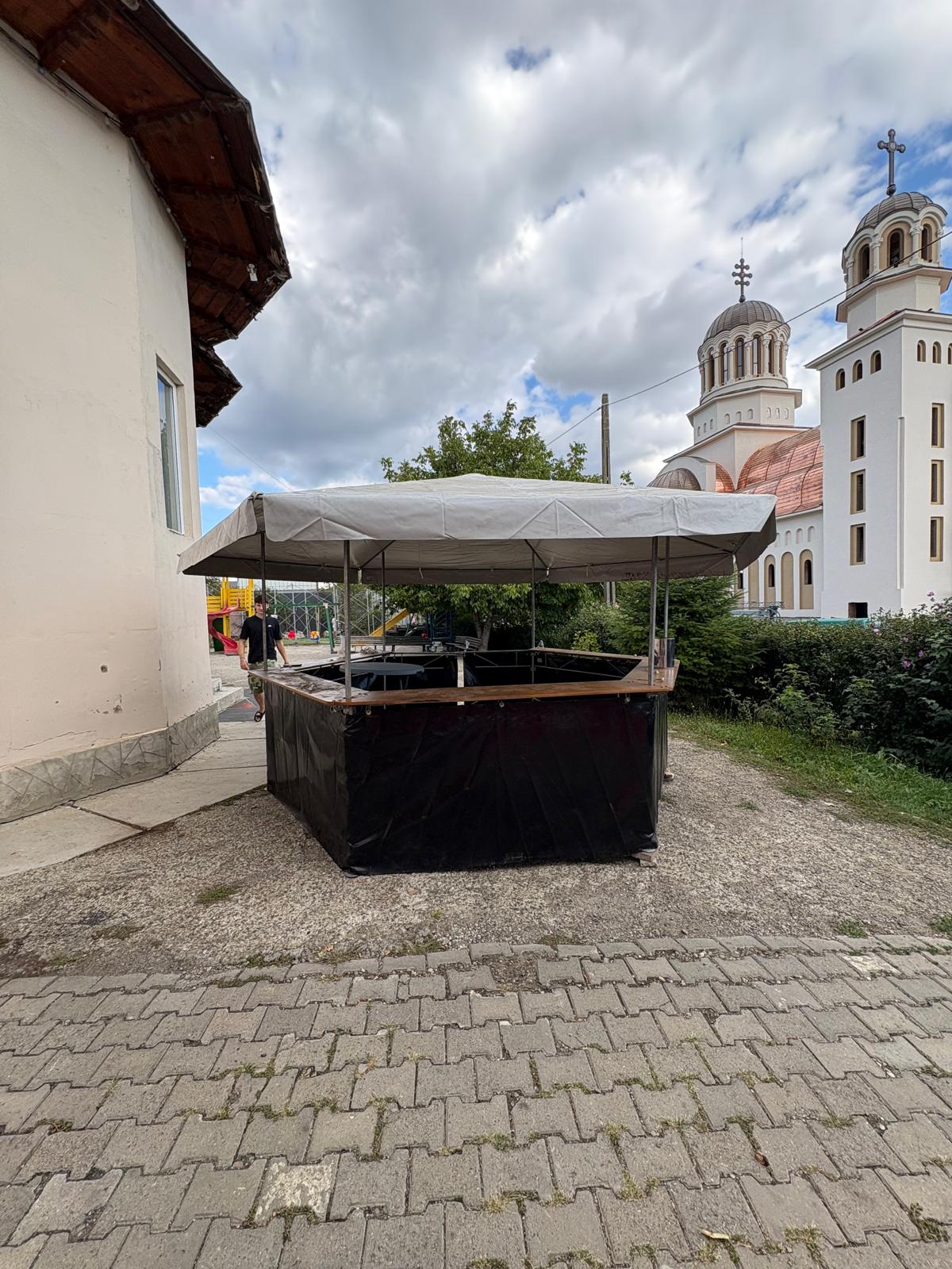 Cort bar amplasat lângă biserică, pentru eveniment comunitar