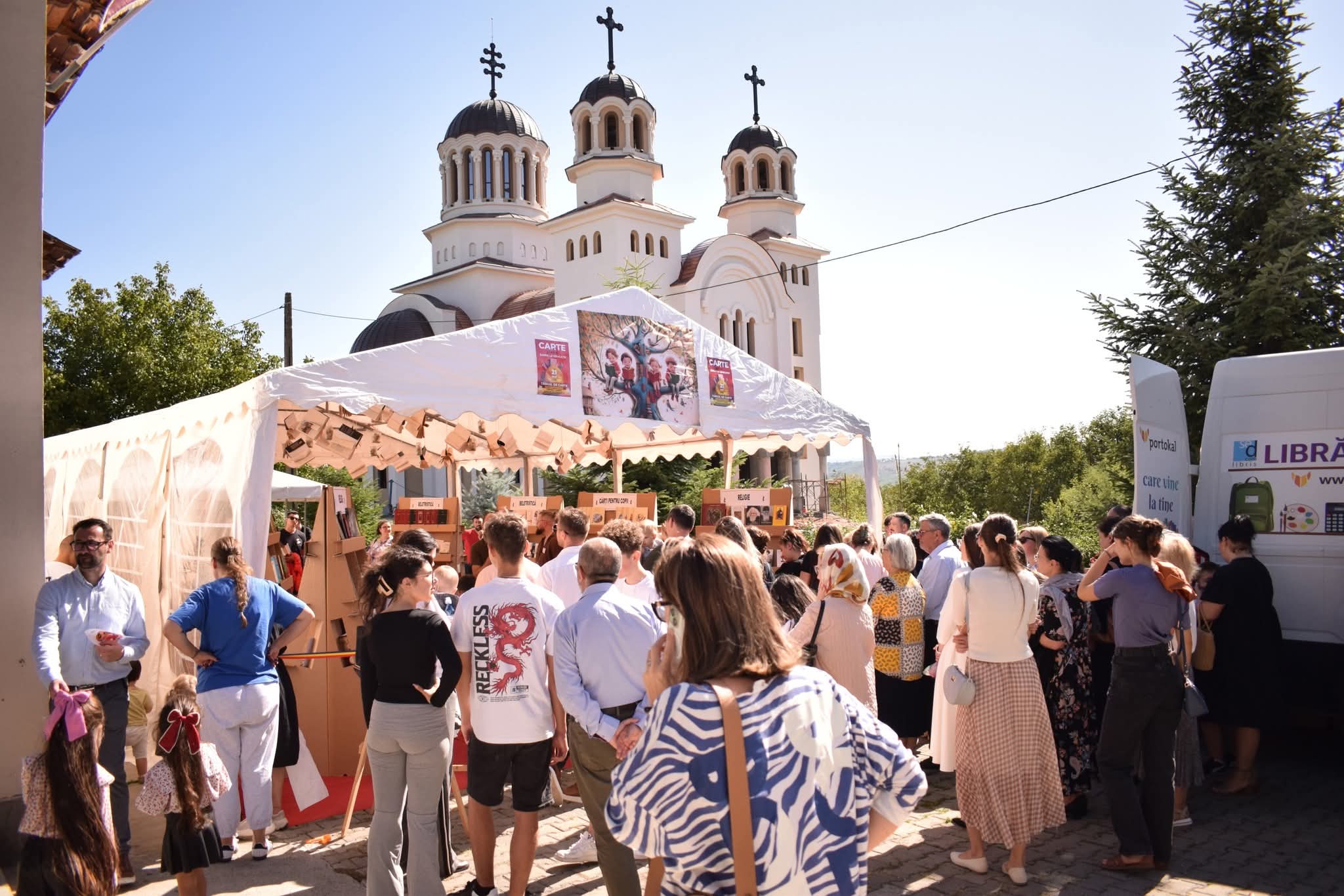 Cort de alimentație publică cu personal la eveniment în aer liber