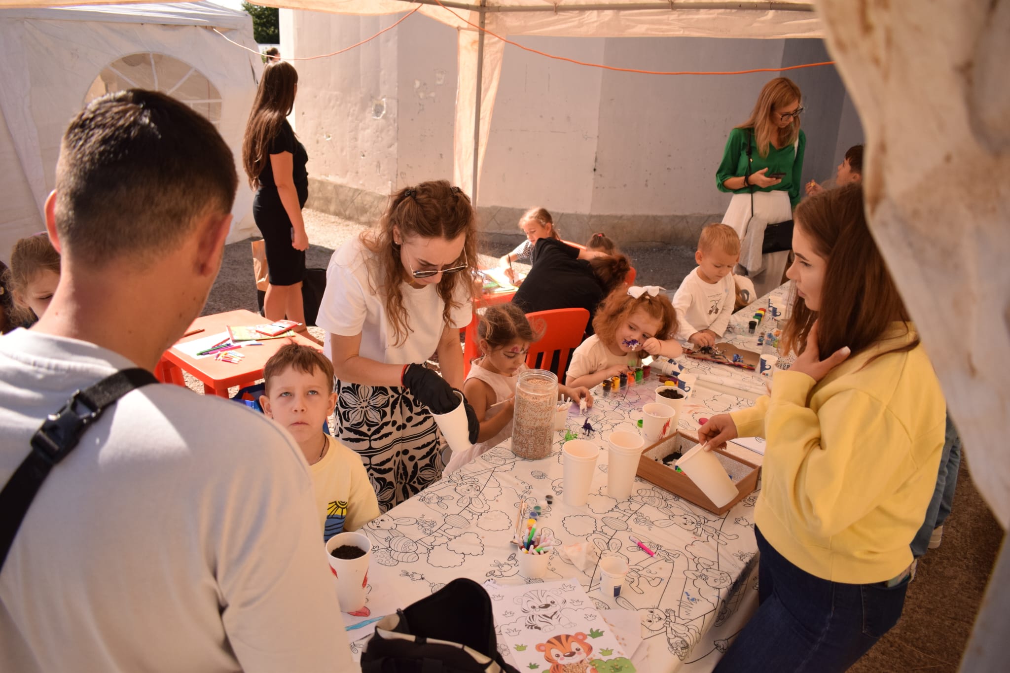 Cort stretch cu iluminat ambiental pentru eveniment în aer liber