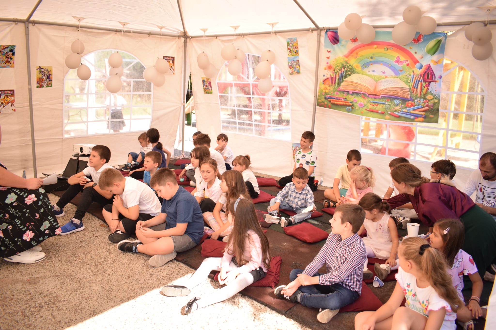 Atelier creativ pentru copii sub cort, la eveniment în aer liber