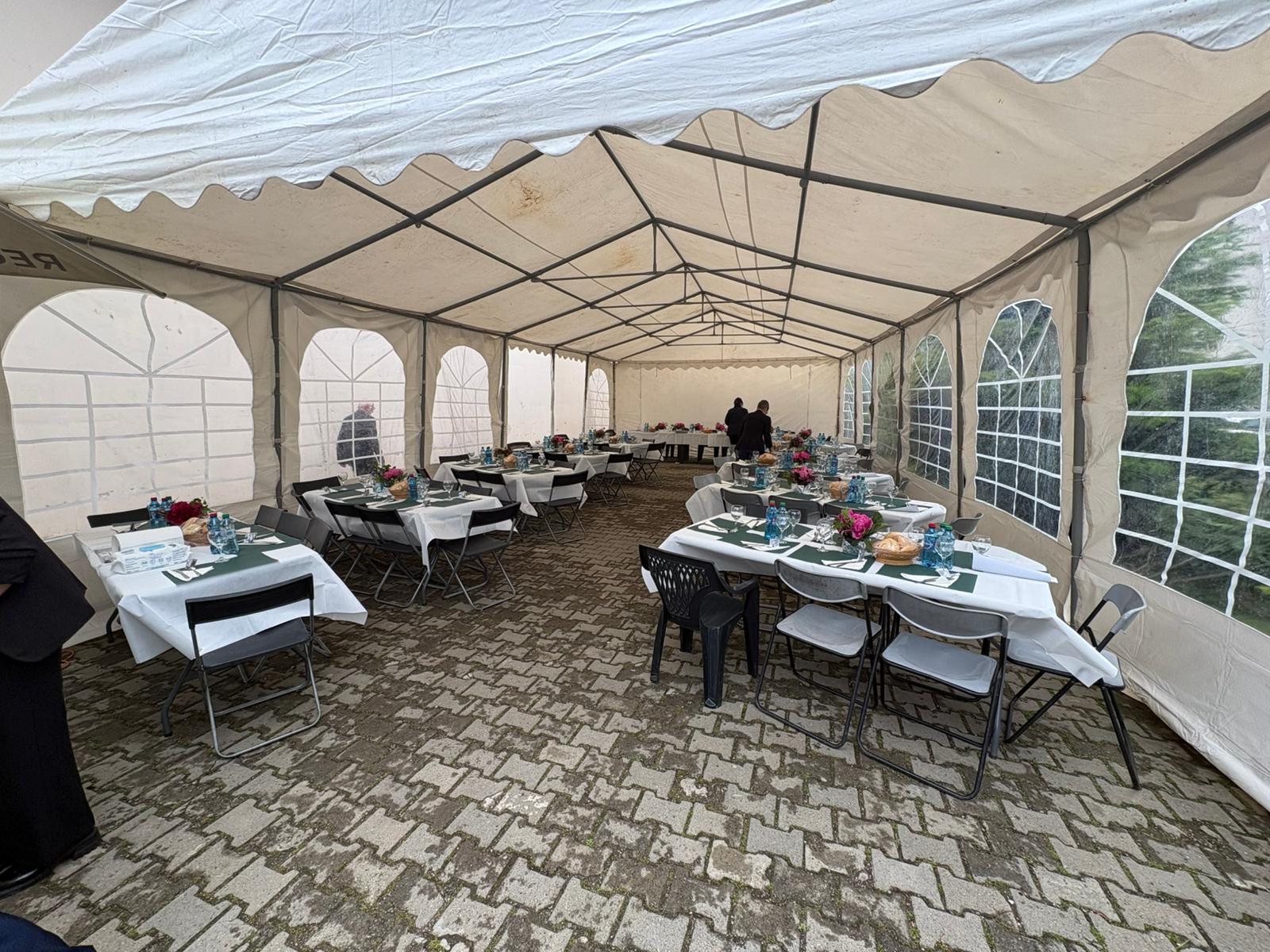Cort pagoda amplasat lângă o casă, pentru eveniment privat