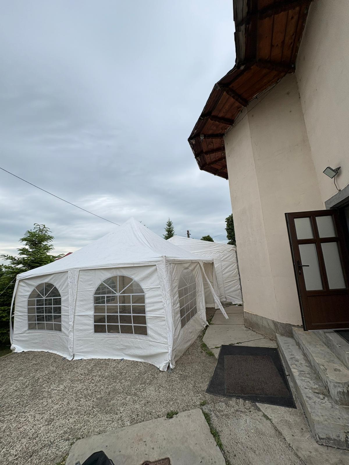 Cort stretch instalat pe iarbă, pentru festival în aer liber