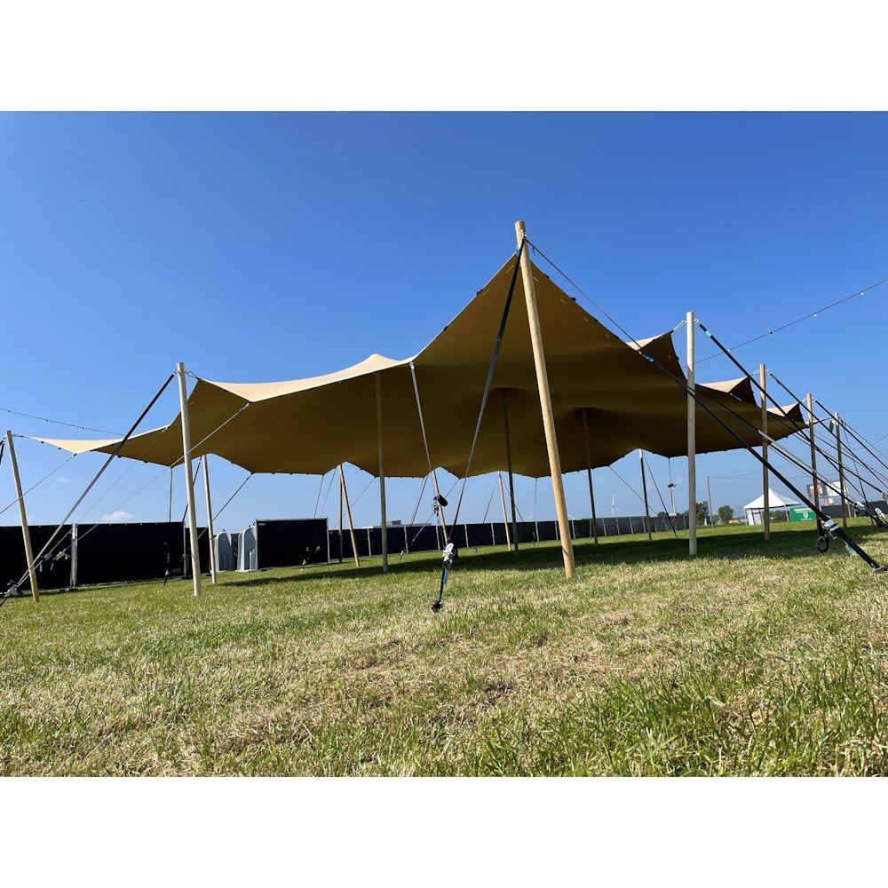 Cort stretch la festival, cu spațiu generos pentru invitați